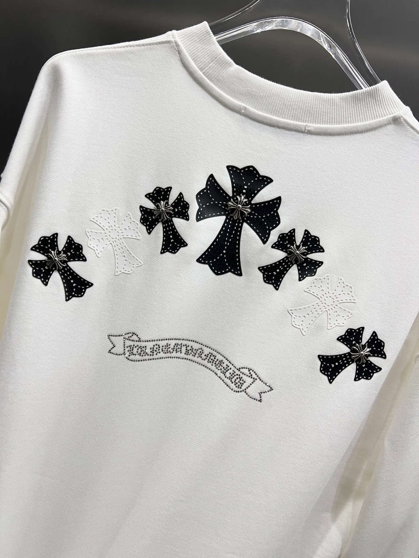 🅿️280 CH Crowe 2025 Autumn and Winter New Style Round Neck Long Sleeve Sweater Cross Patch Leather + Customized Hardware Metal Horseshoe Sanskrit Characters + Middle Eastern Australian Diamond Design Craftsmanship The real thing is great🔥Same style for men and women, loose version Size S M L XL XXL Five sizes Black White